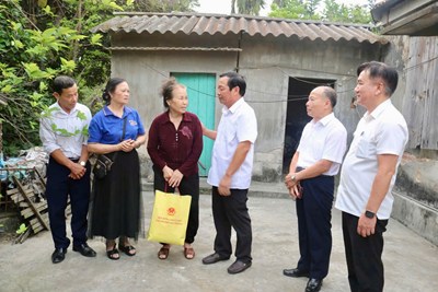 Chủ tịch HĐND thành phố Lê Văn Hiệu thăm, tặng quà người khuyết tật tại phường Hải Dương và Thiên Hương