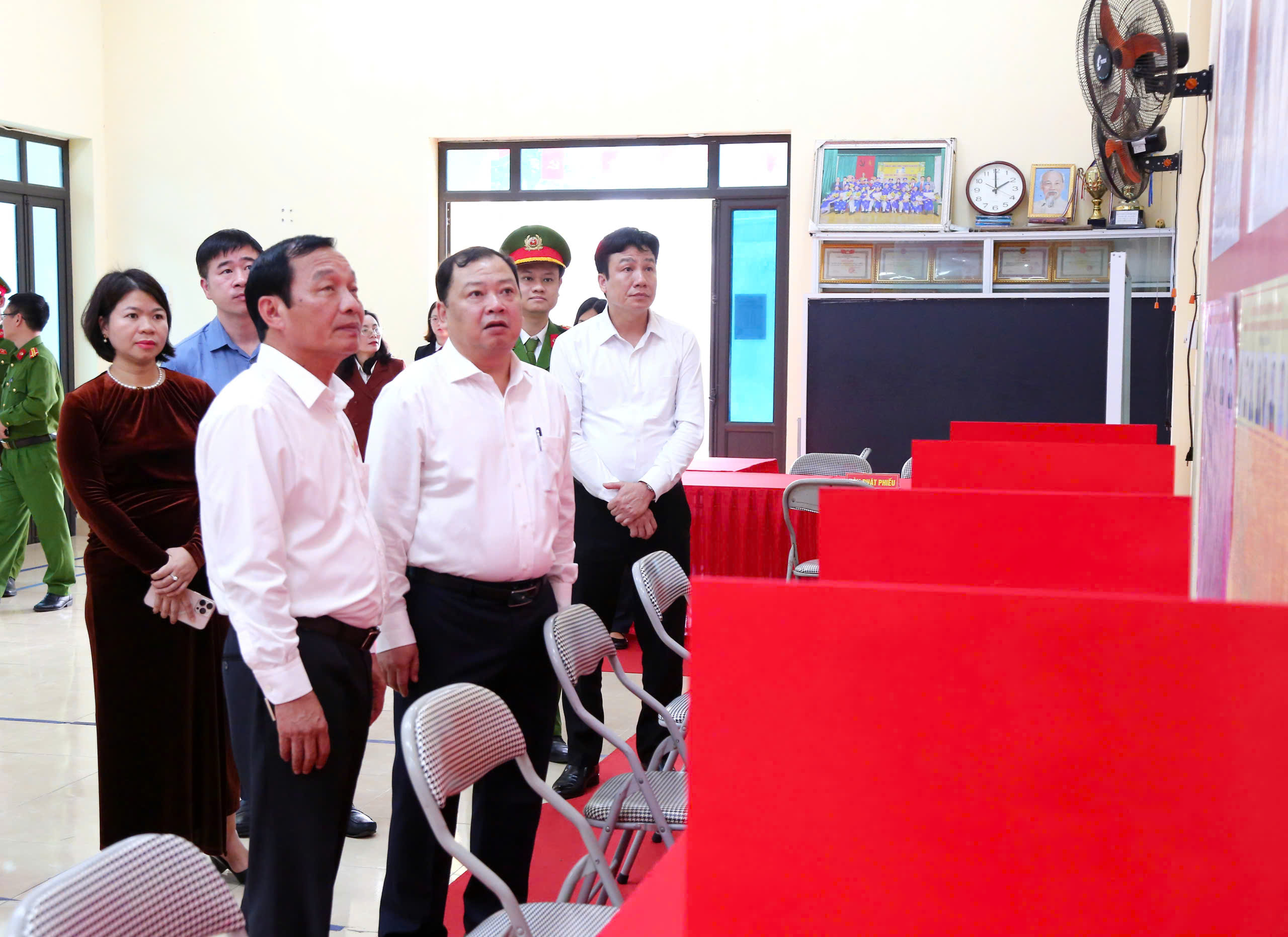 Chủ tịch HĐND thành phố Lê Văn Hiệu kiểm tra công tác chuẩn bị bầu cử tại một số địa phương