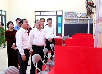 Đồng chí Chủ tịch HĐND thành phố Lê Văn Hiệu kiểm tra công tác chuẩn bị bầu cử tại một số địa phương