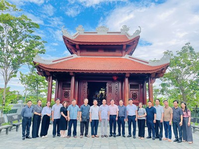 Đoàn đại biểu Quốc hội thành phố Hải Phòng dâng hương tại Nhà tưởng niệm anh hùng liệt sĩ Phan Đình Giót