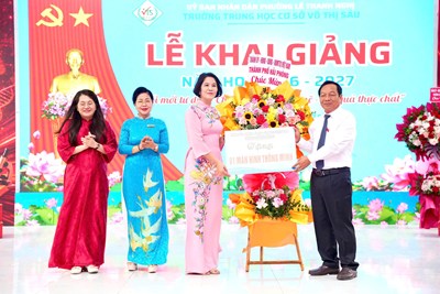 Phó Bí thư Thành ủy, Chủ tịch HĐND thành phố Lê Văn Hiệu dự Lễ khai giảng tại Trường THCS Võ Thị Sáu, phường Lê Thanh Nghị