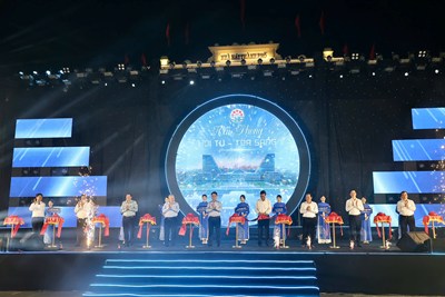 Chính thức khai mạc chuỗi hoạt động tại Dải vườn hoa trung tâm và Nhà hát thành phố dịp Lễ hội Hoa Phượng Đỏ - Hải Phòng 2026