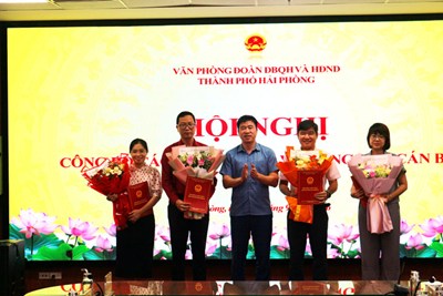 Công bố các Quyết định của Chánh Văn phòng Đoàn ĐBQH và HĐND thành phố về công tác cán bộ