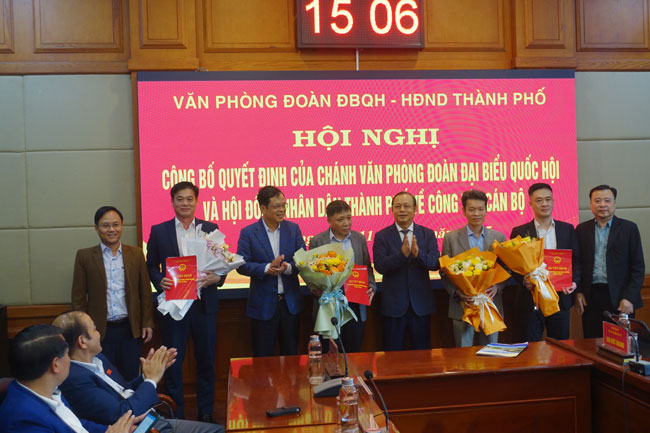 Công bố các Quyết định của Chánh Văn phòng Đoàn ĐBQH và HĐND thành phố về công tác cán bộ