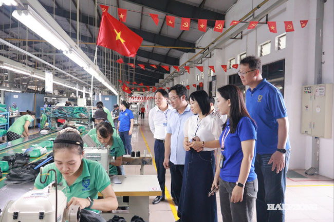 Ban Văn hóa - Xã hội giám sát tại Công ty TNHH Vietory về chính sách pháp luật đối với người lao động