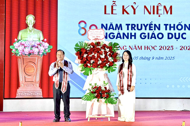 Phó Bí thư Thành ủy, Chủ tịch HĐND thành phố Lê Văn Hiệu dự Lễ khai giảng tại Trường TH, THCS và THPT Alpha Hải Phòng, phường Hưng Đạo