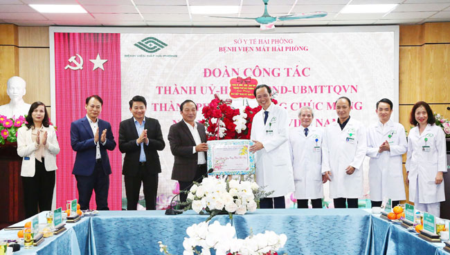 Phó Bí thư Thành ủy, Chủ tịch HĐND thành phố Lê Văn Hiệu thăm và tặng quà các tập thể, cá nhân nhân dịp kỷ niệm 71 năm Ngày Thầy thuốc Việt Nam