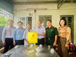 Phó Trưởng Đoàn Đại biểu Quốc hội chuyên trách thành phố Lã Thanh Tân thăm, tặng quà nạn nhân chất độc da cam