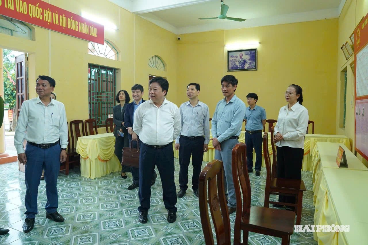 Phó Chủ tịch HĐND thành phố Nguyễn Khắc Toản kiểm tra công tác chuẩn bị bầu cử tại xã Trường Tân