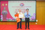 Đảng ủy Hội đồng nhân dân thành phố tổ chức Lễ trao tặng Huy hiệu 35 năm tuổi Đảng cho đảng viên