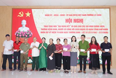 Phường Lê Chân trao tặng nhà “Đại đoàn kết” và quà cho các gia đình chính sách, thương bệnh binh, người có công với cách mạng có hoàn cảnh khó khăn