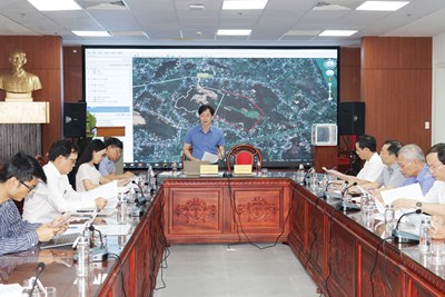 Ban Kinh tế - Ngân sách HĐND thành phố thẩm tra hồ sơ về chủ trương chuyển mục đích sử dụng rừng sang mục đích khác tại khu vực phía Đông núi Niêm Sơn Nội, xã Việt Khê