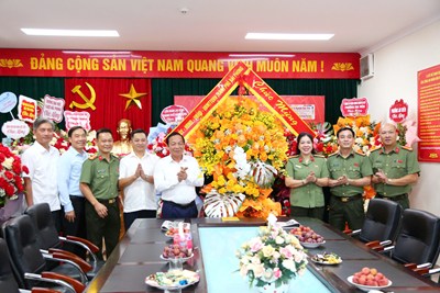 Đồng chí Lê Văn Hiệu, Phó Bí thư Thành ủy, Chủ tịch HĐND thành phố chúc mừng các cơ quan báo chí nhân ngày Báo chí Cách mạng Việt Nam