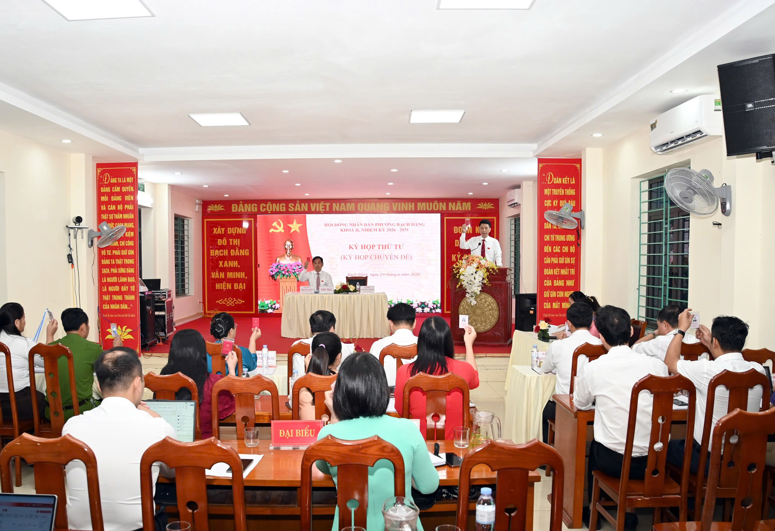 HĐND phường Bạch Đằng thông qua các Nghị quyết quan trọng về kiện toàn tổ chức bộ máy và sắp xếp Tổ dân phố