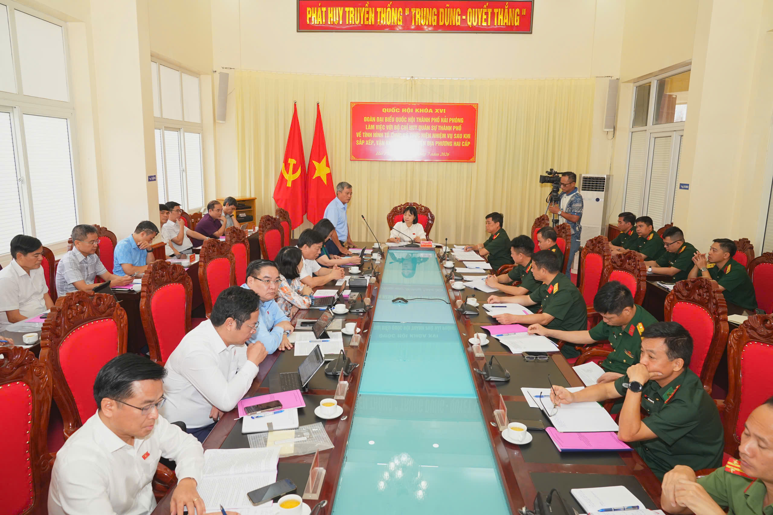 Đoàn đại biểu Quốc hội thành phố khảo sát tại Bộ Chỉ huy Quân sự thành phố về công tác tinh gọn bộ máy và đưa sĩ quan chính quy về cơ sở